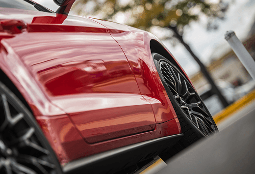 Detalhe de um carro esportivo vermelho